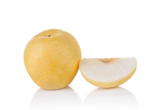 Fruit de poire isolé sur blanc