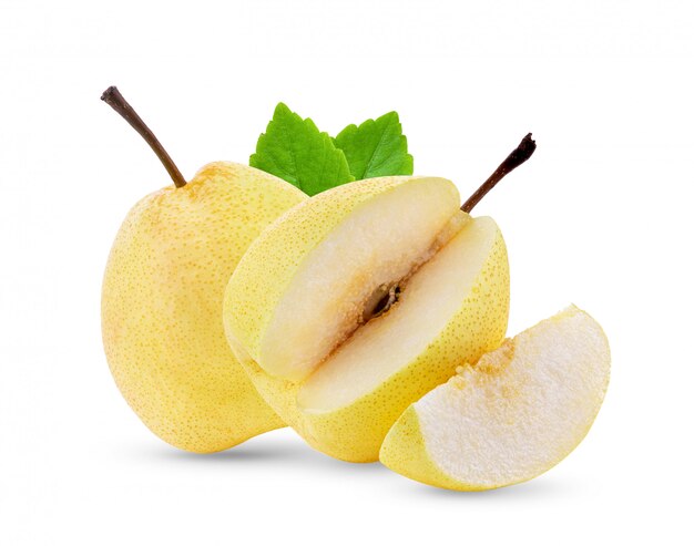 Fruit de poire jaune avec des feuilles sur le mur blanc