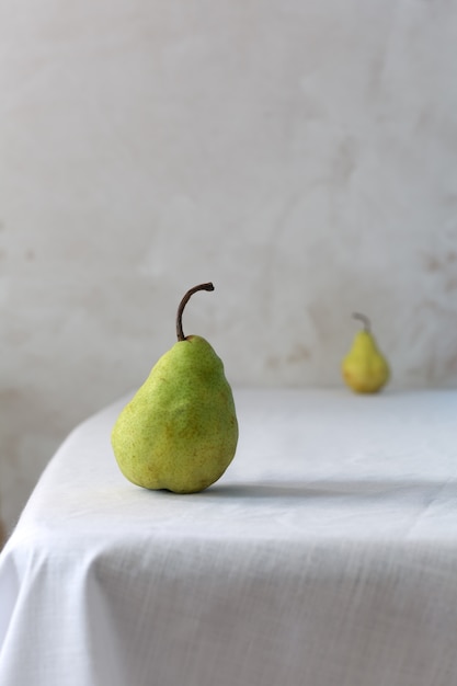 Un fruit de poire verte sur blanc