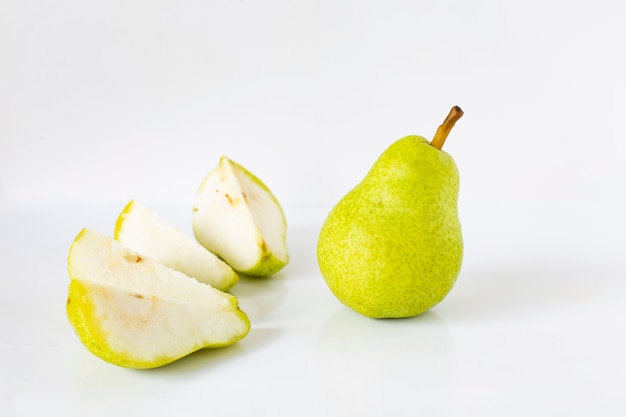 Fruit de poire verte sur fond blanc