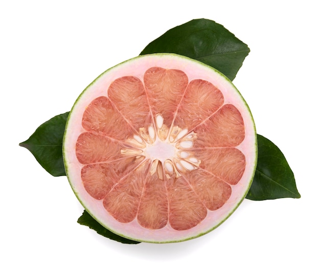 Fruit de pomelo isolé sur blanc