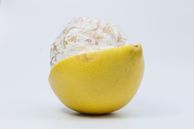 Fruit de pomelo isolé sur fond blanc agrumes exotiques tropicaux
