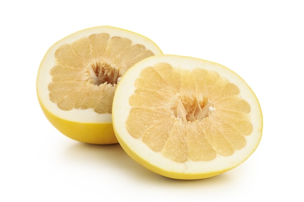 Fruit de pomelo mûr isolé sur fond blanc