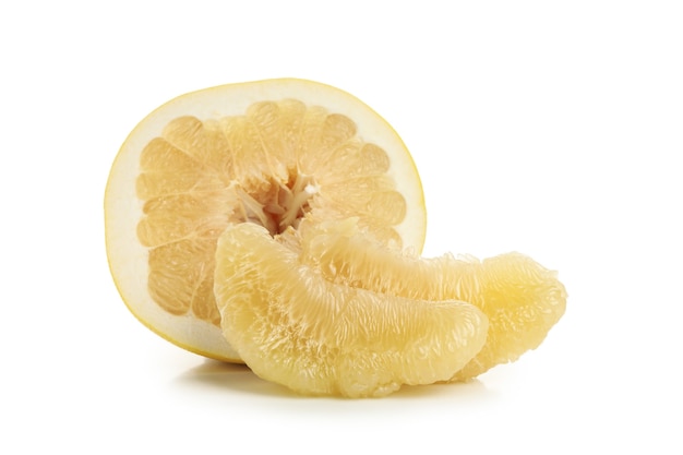 Fruit de pomelo mûr isolé sur fond blanc