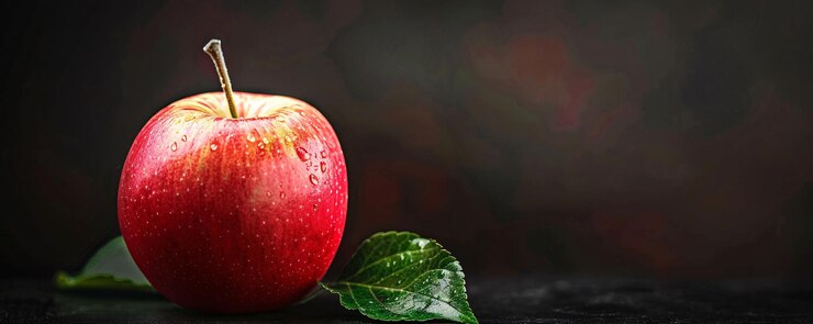 Photo fruit de pomme rouge juteux avec une feuille verte