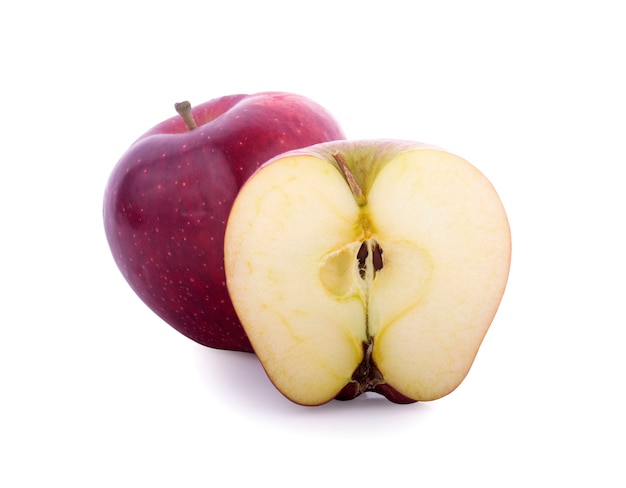 Fruit pomme rouge avec pomme moitié isolé sur fond blanc.