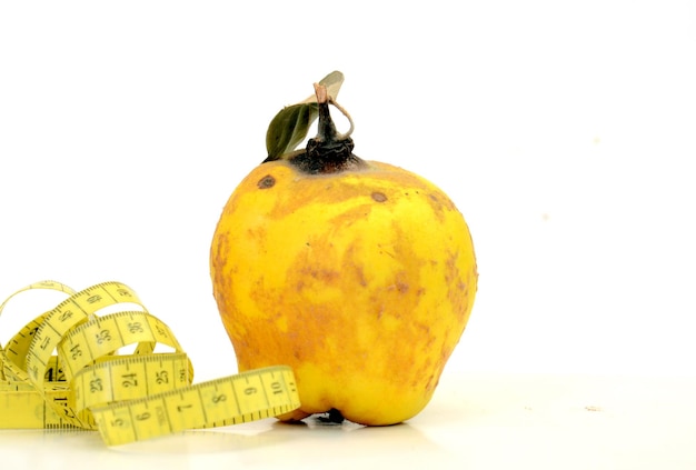 Photo fruit de quince frais avec des feuilles sur fond blanc