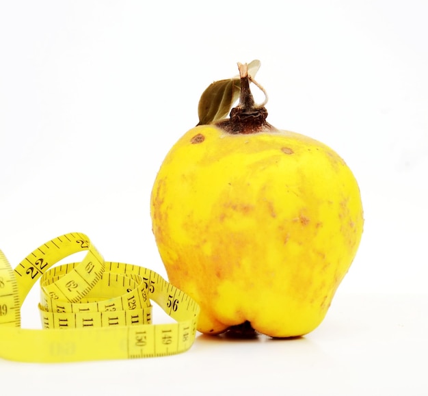 Photo fruit de quince frais avec des feuilles sur fond blanc