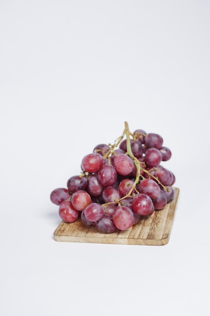 Fruit de raisin frais isolé sur blanc