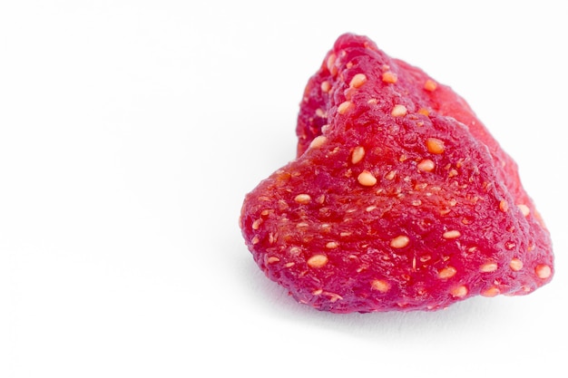 Photo un fruit rouge doux et doux avec une surface semée de graines