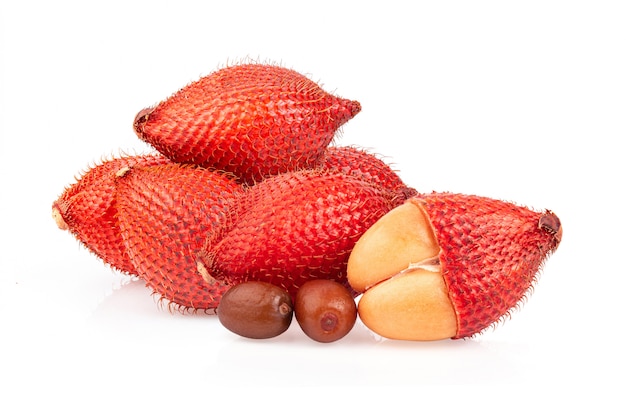 Fruit Salak avec feuille isolé sur blanc