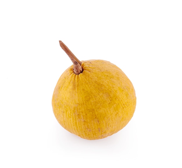 Fruit de Santol isolé sur fond blanc.