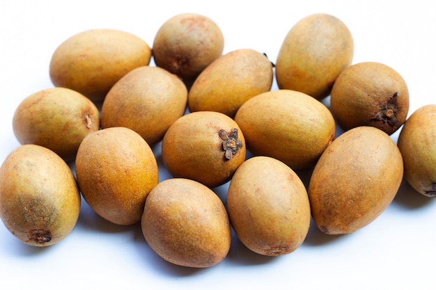 Fruit de sapotille frais isolé sur fond blanc.