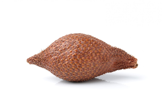 Fruit de serpent Salak isolé sur blanc