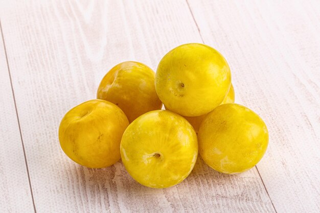 Fruit de tas de prune sucrée jaune