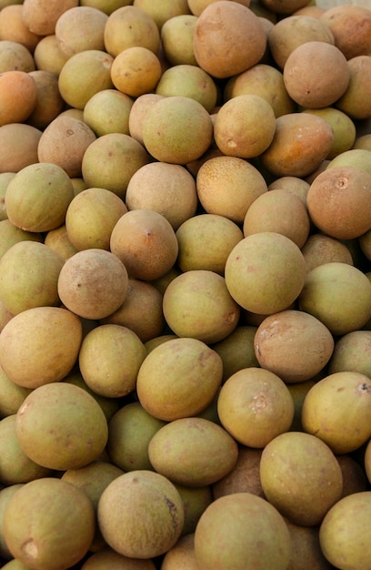 Fruit tropical brésilien de Sapoti à vendre à la foire