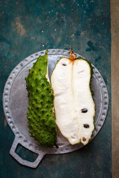 Fruit tropical de guanabana sur une table en béton