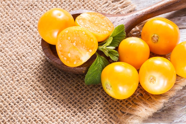 Fruit d'uchuva uvilla aguaymanto sur la table Physalis peruviana