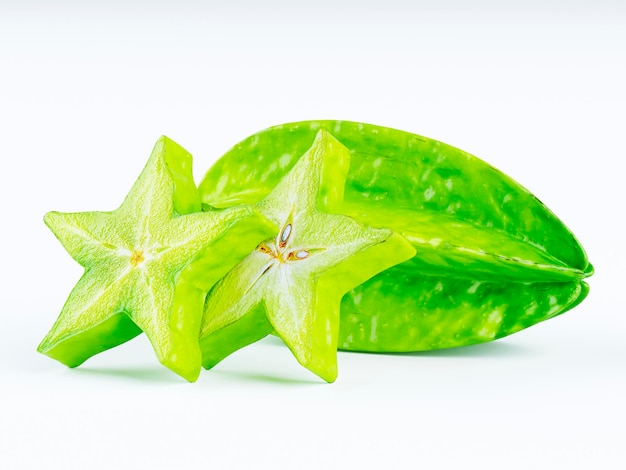 Fruit vert d'une carambole ou carambole carambole sur fond blanc Le fruit est rendu 3D vert