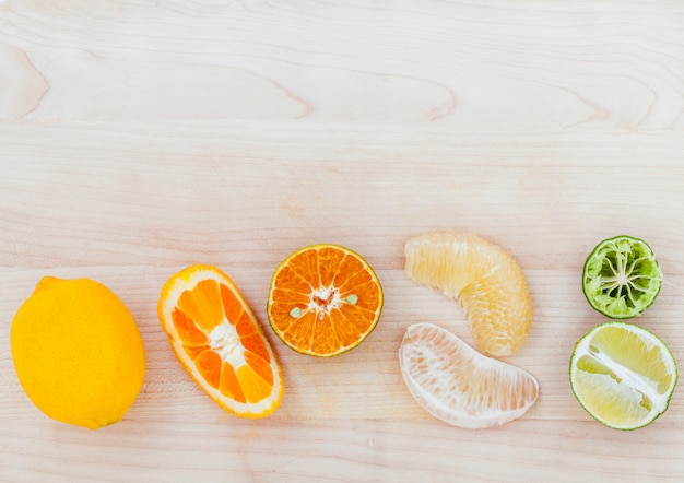 Fruits d&#39;agrumes mixtes sur fond de bois.