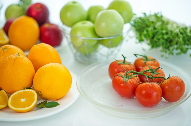 Les fruits d&#39;un amoureux de la santé Des fruits sains et des soins de santé pour manger des aliments sains À la peau.