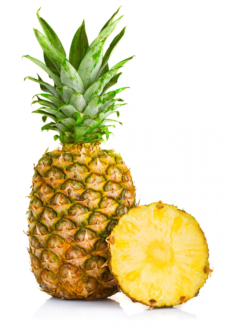 Photo fruits ananas frais avec des feuilles coupées et vertes isolés sur blanc