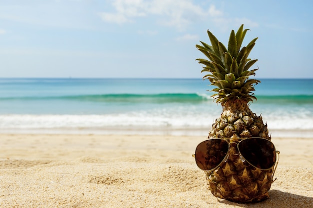 Fruits d'ananas et lunettes de soleil