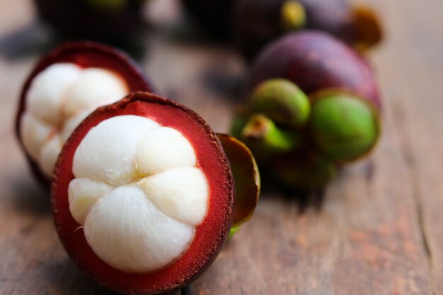 Fruits d&#39;Asie Mangoesteen sur fond en bois