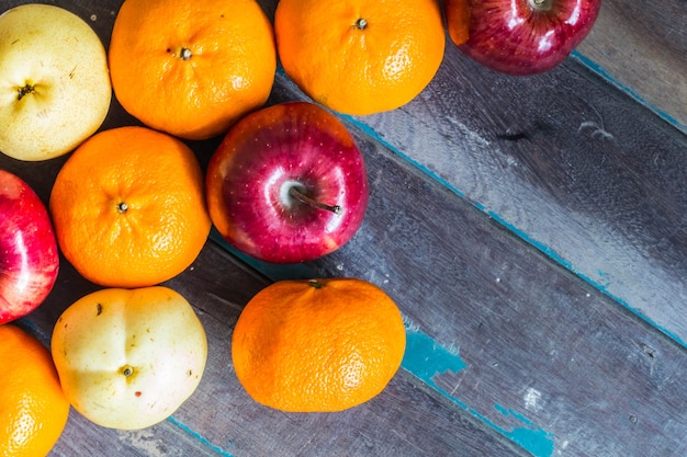 Fruits assortis colorés sur un bois