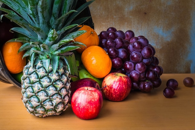 Photo fruits assortis placés sur un bois