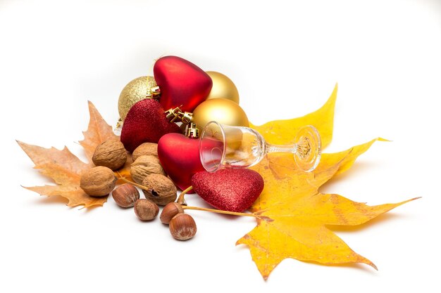 Fruits d'automne et feuilles jaunes avec diverses décorations de Noël sur fond blanc