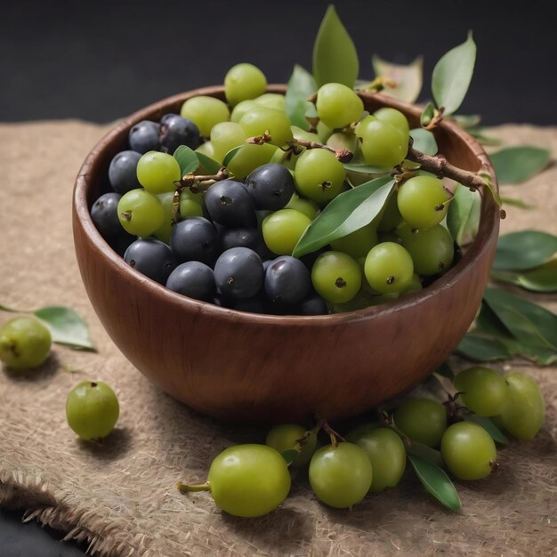 Fruits de baies d'argent crues fraîches dans un bol avec un bouquet d'oleastre d'arbre d'ail ou d'ola d'olive russe