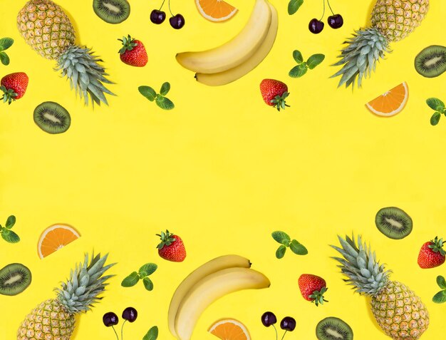 Photo fruits et baies sur le fond jaune copier l'espace vue supérieure placé à plat