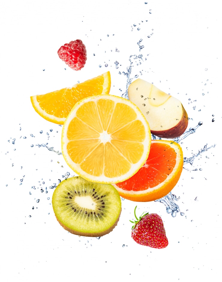 Photo fruits, baies et un jet d'eau sur fond blanc