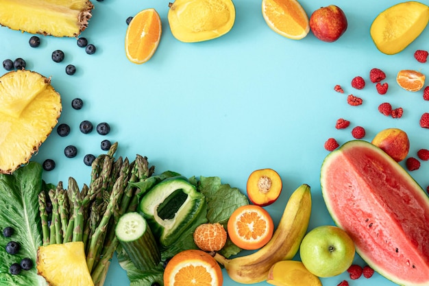 Fruits baies et légumes sur fond bleu