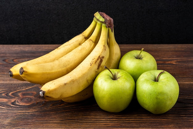 fruits biologiques isolés sur table