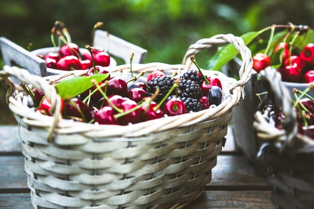 Fruits des bois frais sur bois