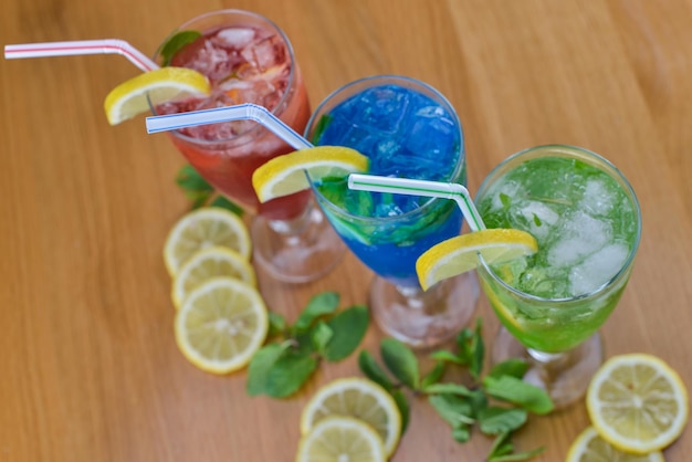 Des fruits et des boissons colorées sur la table