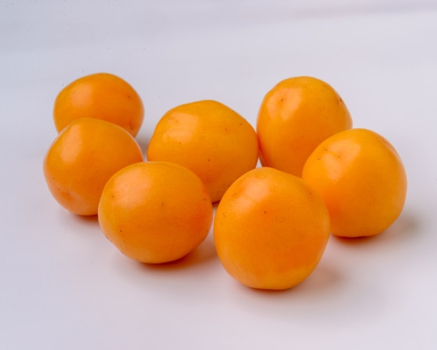 Fruits brésiliens Caja sur fond blanc.