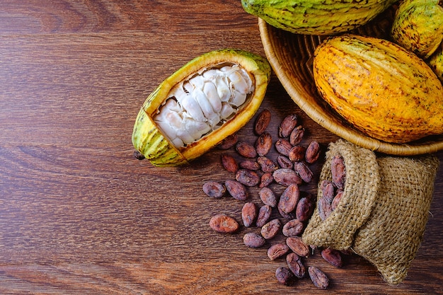 Fruits de cacao frais avec des gousses de cacao avec des fèves de cacao