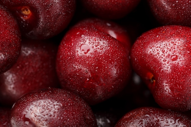 Les fruits des cerises agrandi avec des gouttes de rosée