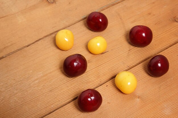 Fruits cerises fraîches sur fond de bois