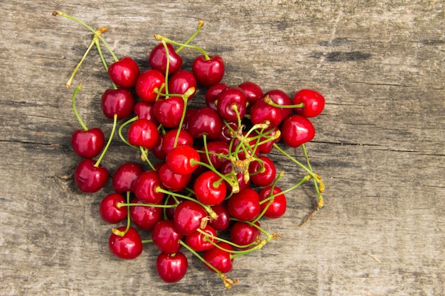 Fruits cerises rouges sur fond en bois. Vue de dessus