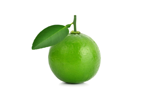 Fruits de citron vert frais avec feuille verte isolé sur blanc