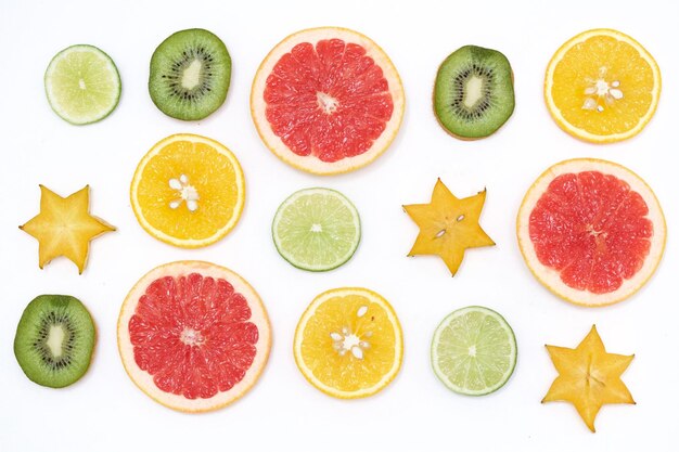 Photo des fruits colorés sur un fond blanc