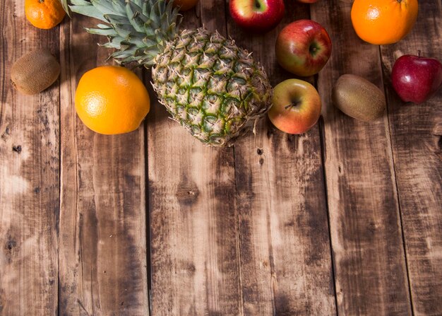 Photo des fruits colorés sur une table en bois