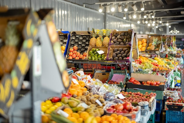 Fruits sur le comptoir du marché