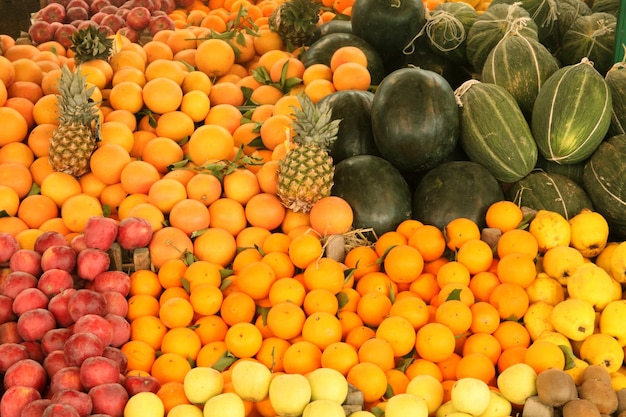 Fruits sur le comptoir du marché