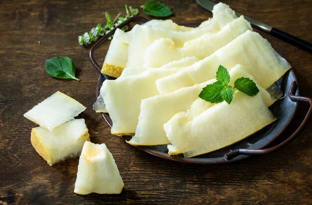 Fruits de concept d'été Tranches de melon doux frais sur une table en bois