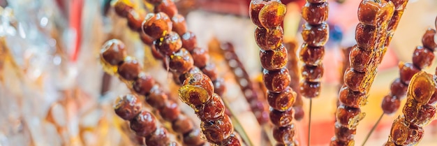 Fruits confits chinois et baies aubépine et fraises au sésame et sirop de sucre chinois